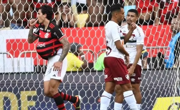 Flamengo vence Fluminense e fica perto do título da Taça Guanabara