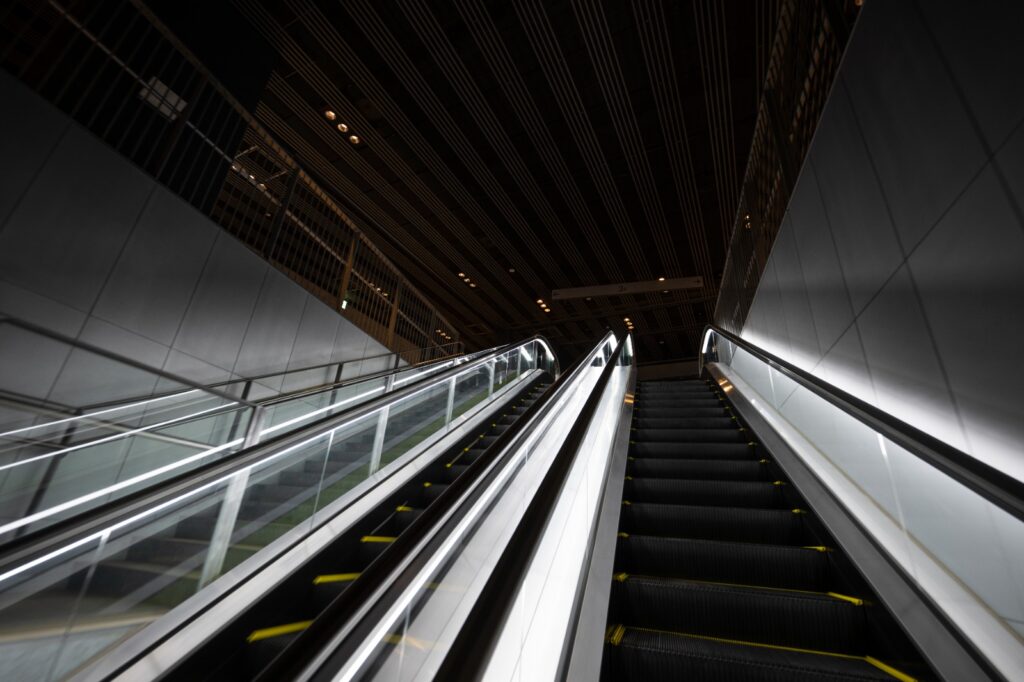 Escadas rolantes demandam cuidados e respeito às sinalizações para evitar acidentes fatais, explica Corpo de Bombeiros