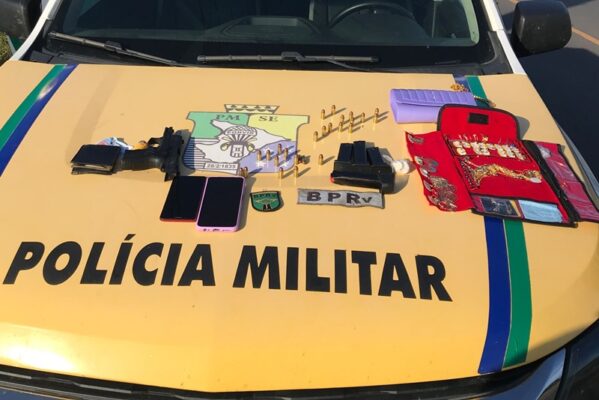 Polícia Militar flagra homem com tornozeleira eletrônica transportando pistola em veículo de aplicativo
