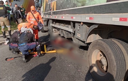 Motociclista morre após colisão com caminhão em Aracaju