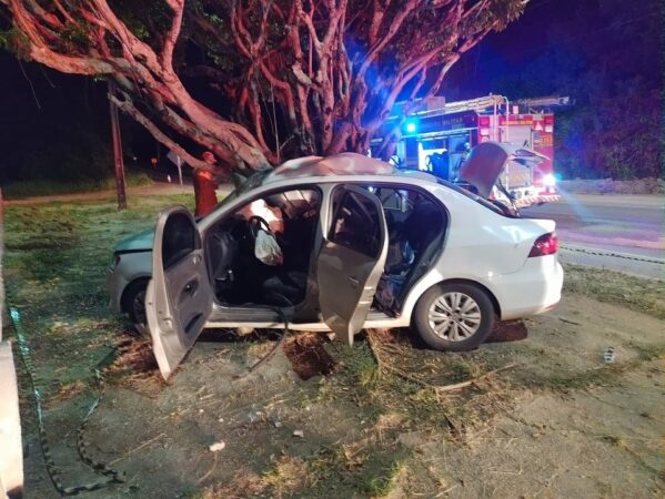 Mulher morre e duas pessoas ficam feridas após carro bater contra árvore na Grande Aracaju