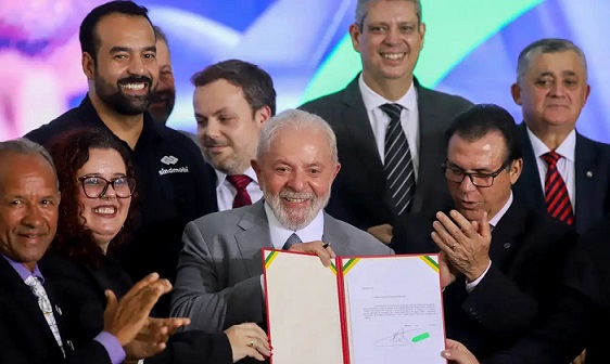 Lula assina projeto de lei que regula atividade de motoristas de aplicativo