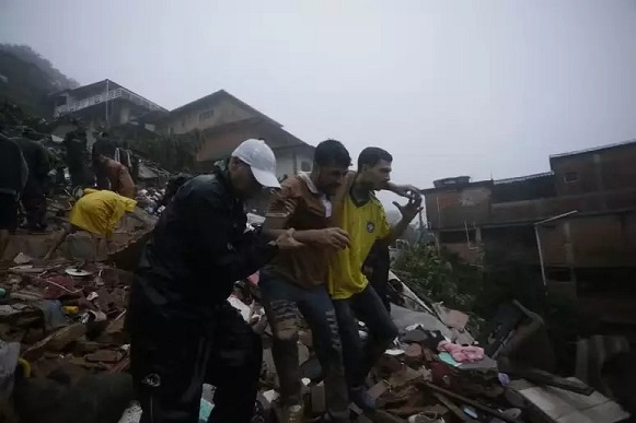 Temporal deixa 6 mortos; Petrópolis tem 75 deslizamentos e está em estado de alerta