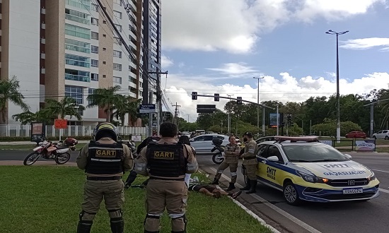 Ciclista fica ferido após colidir com motocicleta na Av. Beira Mar