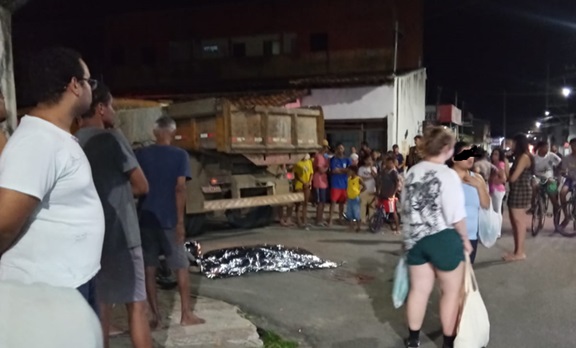 Motociclista morre após colisão entre moto e caminhão em São Cristóvão