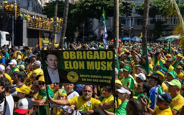 Em ato no Rio, Bolsonaro critica regulamentação das redes sociais, elogia Musk e vê aliados atacarem STF