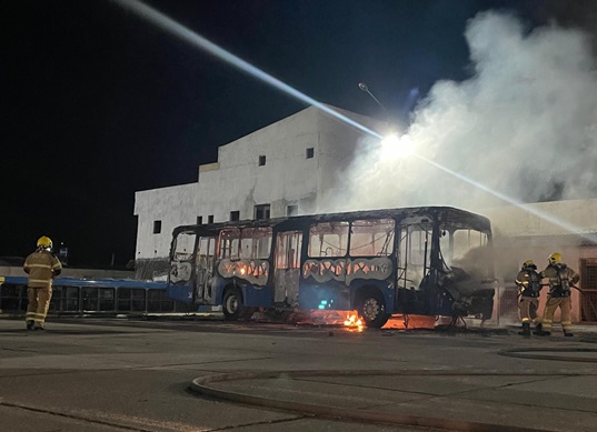 Ônibus do transporte coletivo pega fogo em garagem da empresa em Aracaju