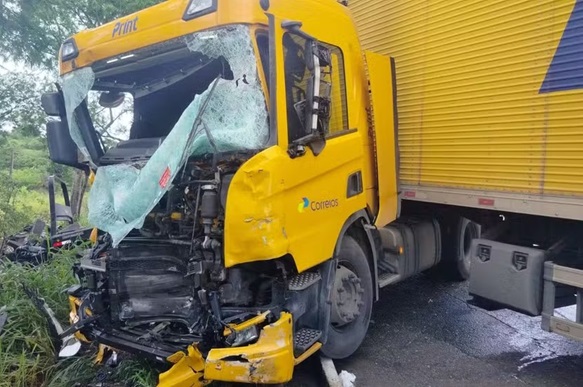 Acidente entre caminhão e guincho deixa um morto e dois feridos na BR-101 em Sergipe