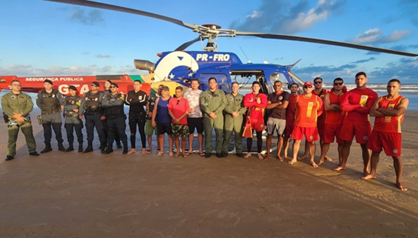 Tático Aéreo resgata quatro tripulantes de embarcação que ficou à deriva na costa de Sergipe