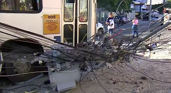 Passageiros pulam por janela de ônibus que derrubou poste com transformador em Aracaju