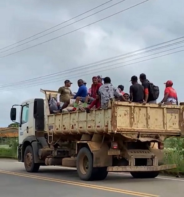 Vídeo mostra funcionários da prefeitura de Aquidabã sendo transportados em caçamba