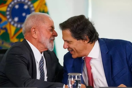 Lula sanciona 'taxação das blusinhas', que acaba com isenção em compras de até US$ 50 em sites como Shopee, Shein e AliExpress