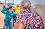 Emília e Ricardo são recebidos com carinho e entusiasmo pelos moradores do Santa Maria