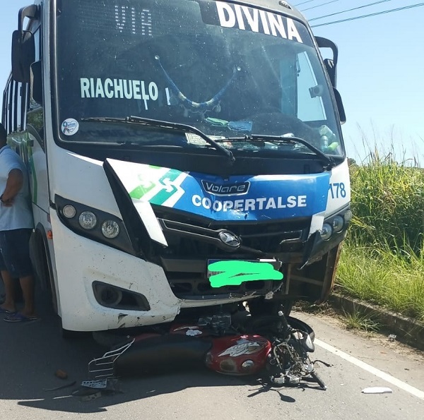 Motociclista morre em batida frontal com micro-ônibus no interior do estado