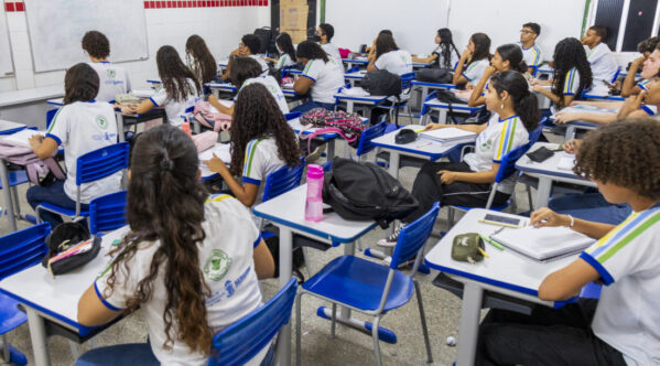 Única mulher a liderar pesquisa eleitoral no nordeste, Emília têm chances de vitória no primeiro turno, diz UOL