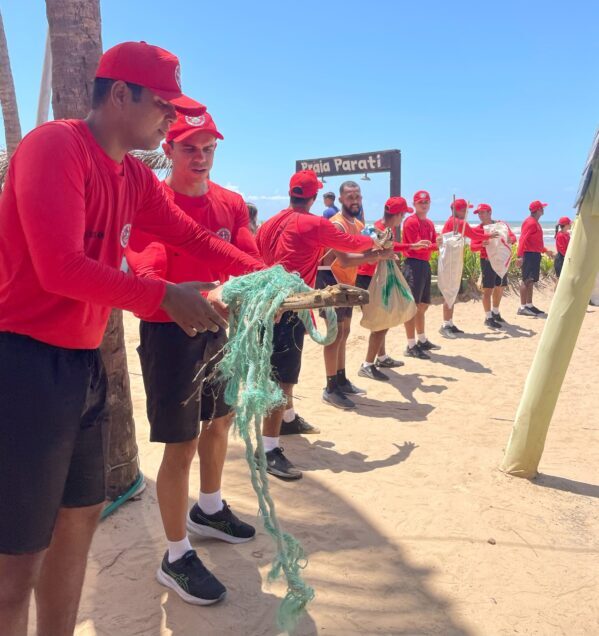 Corpo de Bombeiros participou de ação que retirou 300kg de lixo no Dia Mundial de Limpeza de Rios e Praias