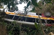 Ônibus com cerca de 40 pessoas perde o controle e capota em Alagoas; ao menos 17 mortos