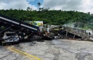 Acidente entre ônibus, carreta e carro deixa mais de 38 mortos na BR-116, em Minas Gerais