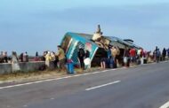 Ônibus que saiu de Recife para Aracaju tomba e deixa cerca de 10 feridos na BR-101, em Alagoas