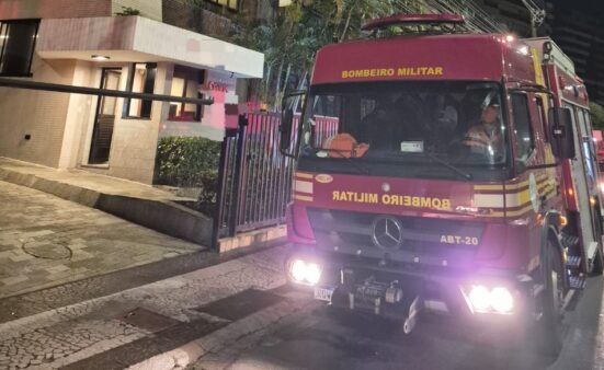 Corpo de Bombeiros combate incêndio em apartamento no bairro 13 de Julho, em Aracaju