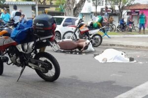 Motociclista sem habilitação morre após colidir em caminhão em Aracaju
