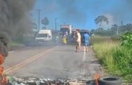 Em dia de feira, manifestantes fecham rodovia em Itaporanga d’Ajuda contra aumento da tarifa de táxis-lotação