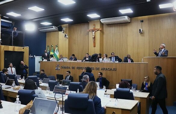 A pedido da prefeita Emília, vereadores aprovam novo empréstimo de R$ 136 milhões para compra de ônibus