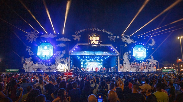 Mais de 30 mil forrozeiros curtiram maratona de shows no Arraiá do Povo neste sábado, 7
