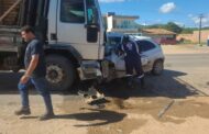 Duas pessoas morrem em colisão entre carro e caminhão na BR-235, em Itabaiana