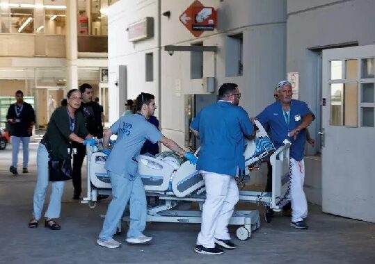 Israel promete intensificar ataques após Irã atingir hospital com míssil