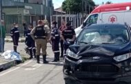 Condutor de ciclomotor desrespeita sinalização, colide com veículo e carona morre