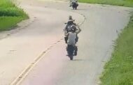 Câmeras flagram motociclista empinando moto em rodovia; infração custa R$ 2.934,70