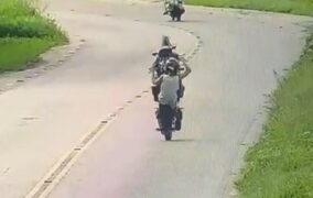 Câmeras flagram motociclista empinando moto em rodovia; infração custa R$ 2.934,70