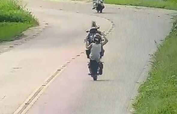 Câmeras flagram motociclista empinando moto em rodovia; infração custa R$ 2.934,70