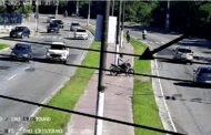 Motociclista flagrado pulando canteiro pagará multa de R$ 1.465 e terá habilitação suspensa automaticamente