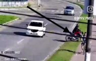 Motociclista é flagrado empurrando moto sobre ciclovia em São Cristóvão; infração é gravíssima