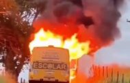 Micro-ônibus escolar da Prefeitura de Itabi pega fogo; ninguém ficou ferido