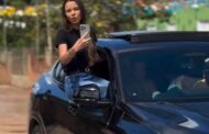 Prefeita de Umbaúba grava vídeo sentada na janela de carro de luxo em movimento para anunciar obras e gera polêmica