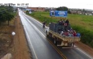 VÍDEO: Trabalhadores são flagrados sendo transportados na carroceria de caminhão em Itabaiana