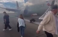 Trem de pouso de avião pega fogo nos EUA; passageiros descem pelas escorregadeiras