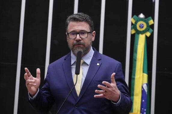 Deputado diz que é autista e que não entendeu o que acontecia para evitar suspensão por motim