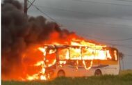 Ônibus escolar pega fogo na Barra dos Coqueiros; alunos conseguem sair sem ferimentos