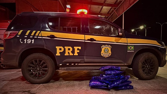 Polícia Rodoviária Federal prende homem que transportava maconha na BR-101