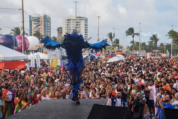 Parada Gay 2025 reúne milhares na Orla de Atalaia