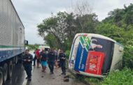 Micro-ônibus da Coopertalse tomba na BR-101 e deixa feridos em Rosário do Catete