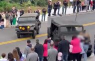 Jipe desgovernado atropela público na calçada em desfile de 7 de Setembro em SC