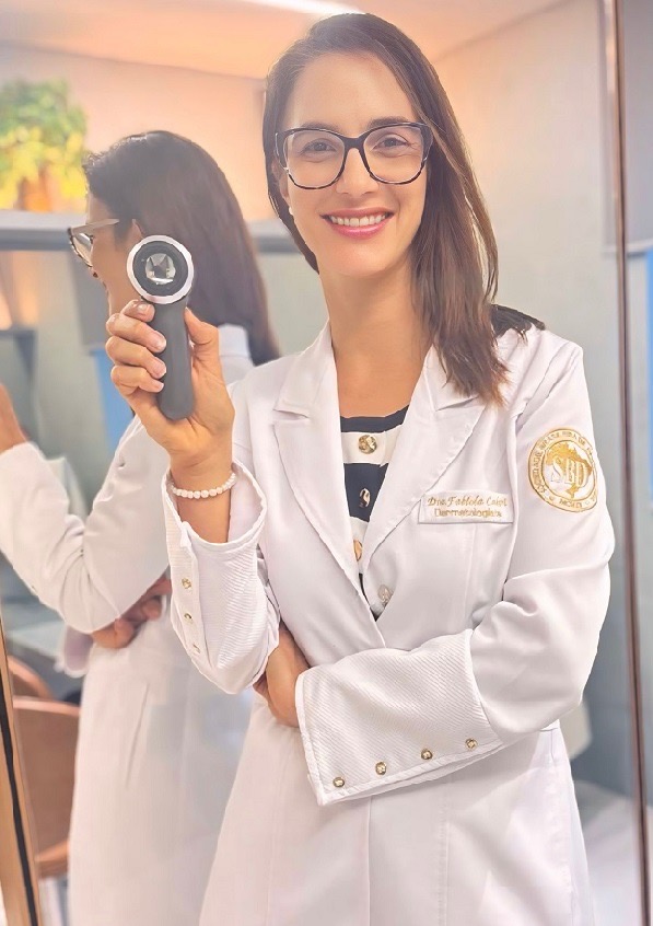 Calvície feminina: silenciosa, emocional e tratável, alerta a dermatologista e tricologista Dra. Fabíola Calvi