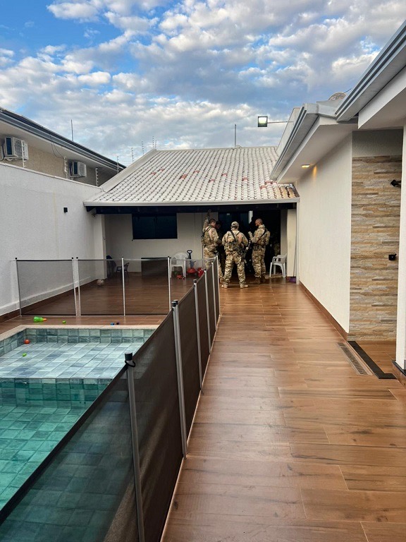 Na manhã desta quinta-feira (30/10) a Força Integrada de Combate ao Crime Organizado em Sergipe (FICCO/SE) deflagrou a Operação ARCANUM, com o objetivo de desarticular organização criminosa envolvida em tráfico interestadual de drogas e lavagem de dinheiro.