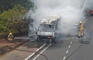 Van pega fogo e causa congestionamento na Avenida Tancredo Neves, em Aracaju