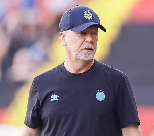 Brasileiro Mano Menezes é o novo técnico da seleção do Peru